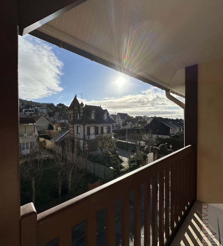 Appartement 2 pièces de 49 m² à Blonville-sur-Mer, avec cave, dans une résidence récente avec ascenseur, à proximité de la plage.