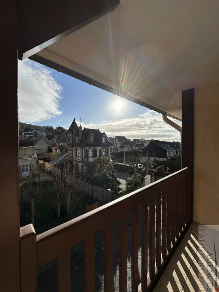 Appartement 2 pièces de 49 m² à Blonville-sur-Mer, avec cave, dans une résidence récente avec ascenseur, à proximité de la plage.
