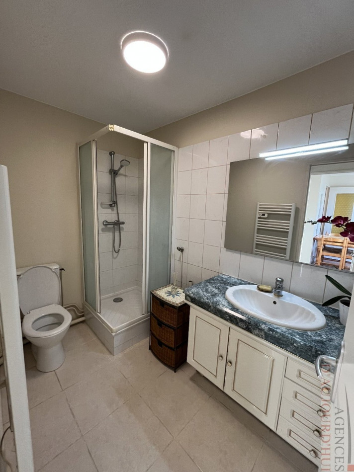 Appartement 2 pièces de 30 m² à Blonville-sur-Mer avec balcon, cave, parking, vue mer et environnement verdoyant.