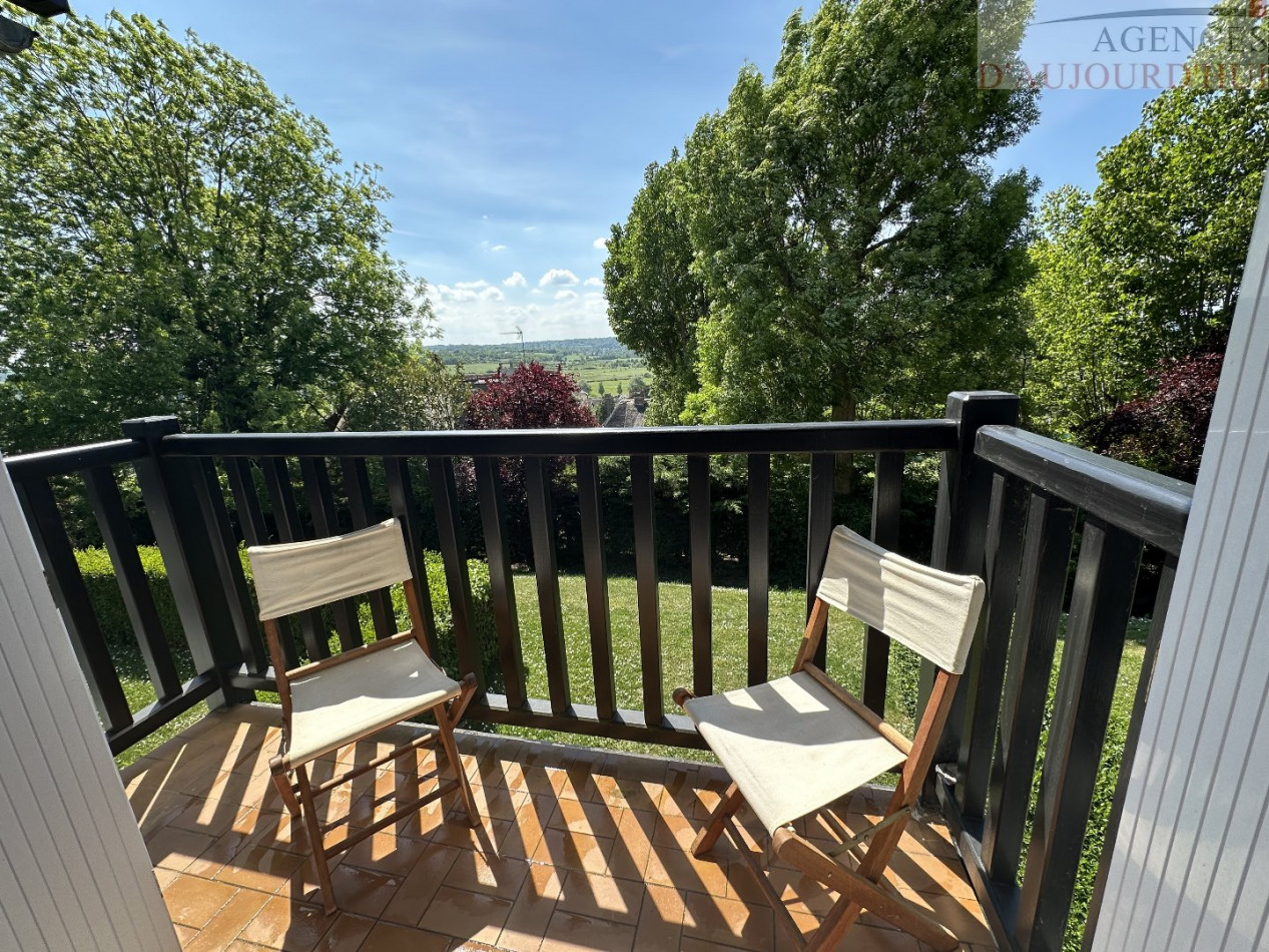 Appartement 2 pièces de 30 m² à Blonville-sur-Mer avec balcon, cave, parking, vue mer et environnement verdoyant.