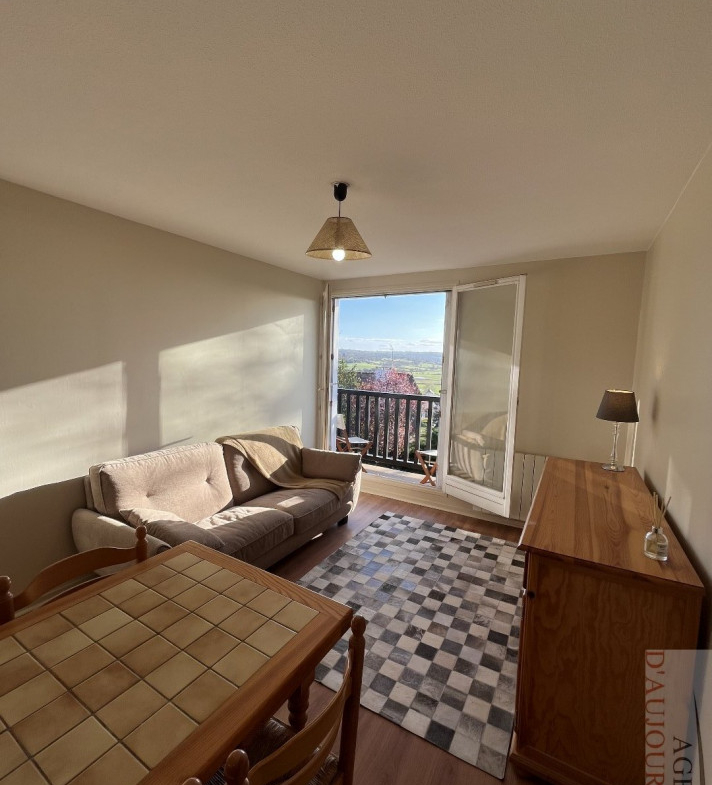 Appartement 2 pièces de 30 m² à Blonville-sur-Mer avec balcon, cave, parking, vue mer et environnement verdoyant.