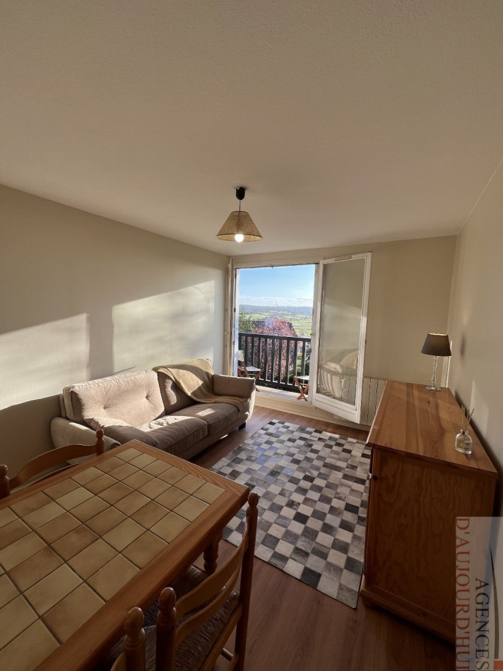 Appartement 2 pièces de 30 m² à Blonville-sur-Mer avec balcon, cave, parking, vue mer et environnement verdoyant.