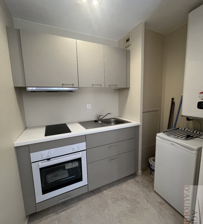 Appartement 2 pièces de 30 m² à Blonville-sur-Mer avec balcon, cave, parking, vue mer et environnement verdoyant.