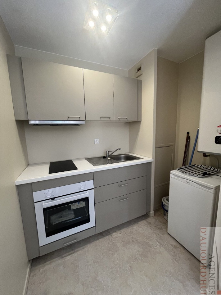 Appartement 2 pièces de 30 m² à Blonville-sur-Mer avec balcon, cave, parking, vue mer et environnement verdoyant.