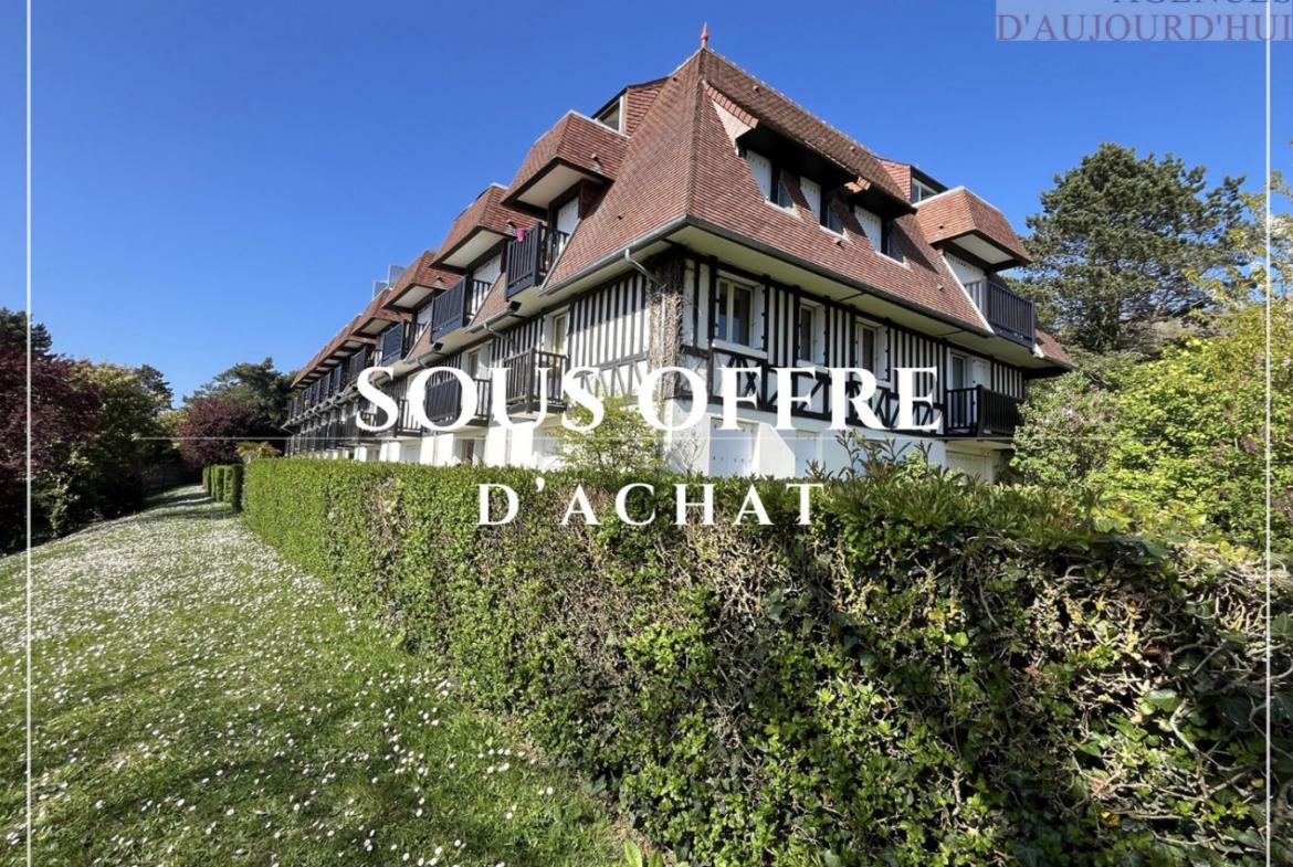 Appartement 2 pièces de 30 m² à Blonville-sur-Mer avec balcon, cave, parking, vue mer et environnement verdoyant.