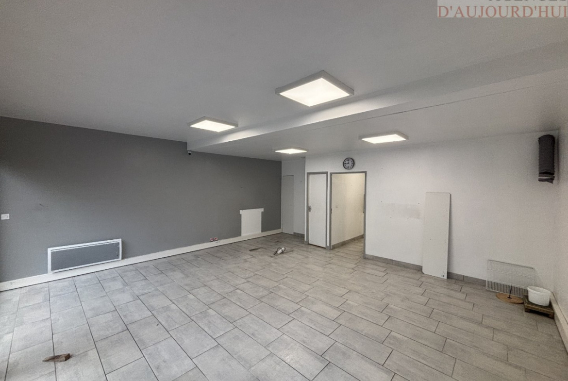 Local commercial de 53,81 m² à Blonville-sur-Mer, situé en centre-ville avec belle visibilité et accès direct.