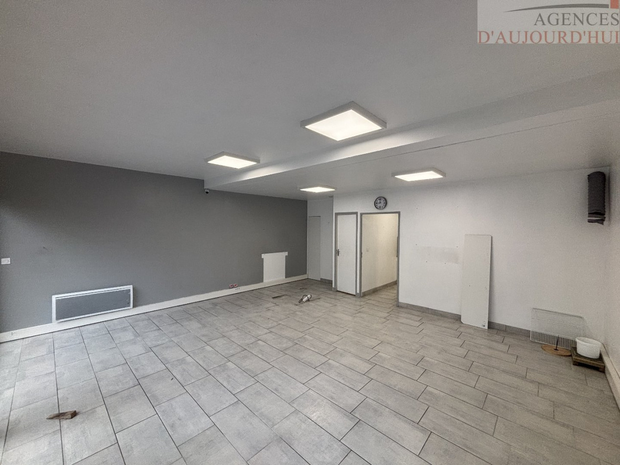 Local commercial de 53,81 m² à Blonville-sur-Mer, situé en centre-ville avec belle visibilité et accès direct.