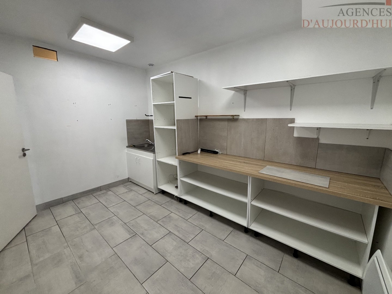 Local commercial de 53,81 m² à Blonville-sur-Mer, situé en centre-ville avec belle visibilité et accès direct.
