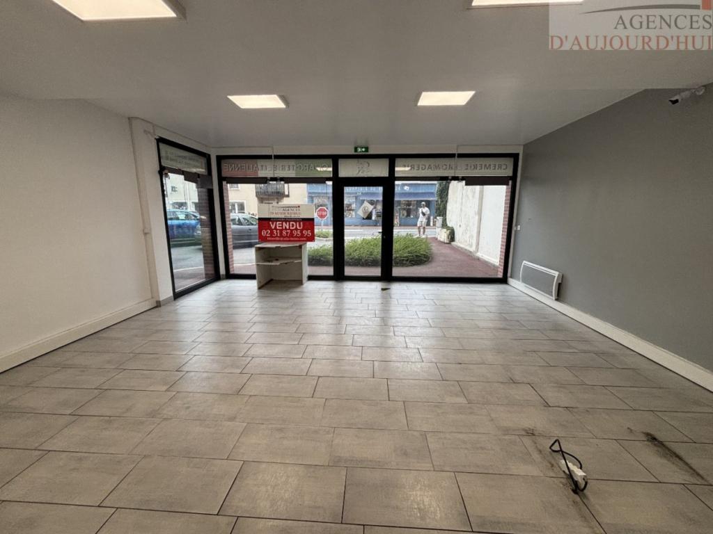 Local commercial de 53,81 m² à Blonville-sur-Mer, situé en centre-ville avec belle visibilité et accès direct.
