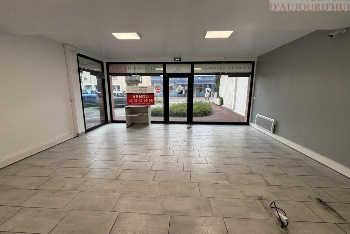 Local commercial de 53,81 m² à Blonville-sur-Mer, situé en centre-ville avec belle visibilité et accès direct.