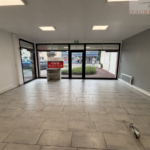 Local commercial de 53,81 m² à Blonville-sur-Mer, situé en centre-ville avec belle visibilité et accès direct.