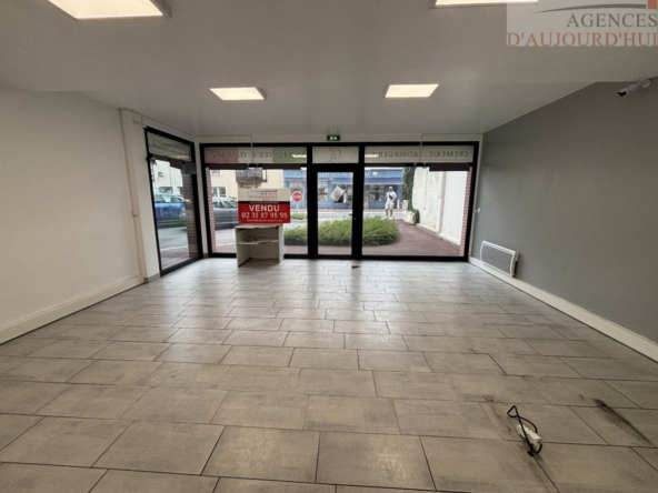 Local commercial de 53,81 m² à Blonville-sur-Mer, situé en centre-ville avec belle visibilité et accès direct.