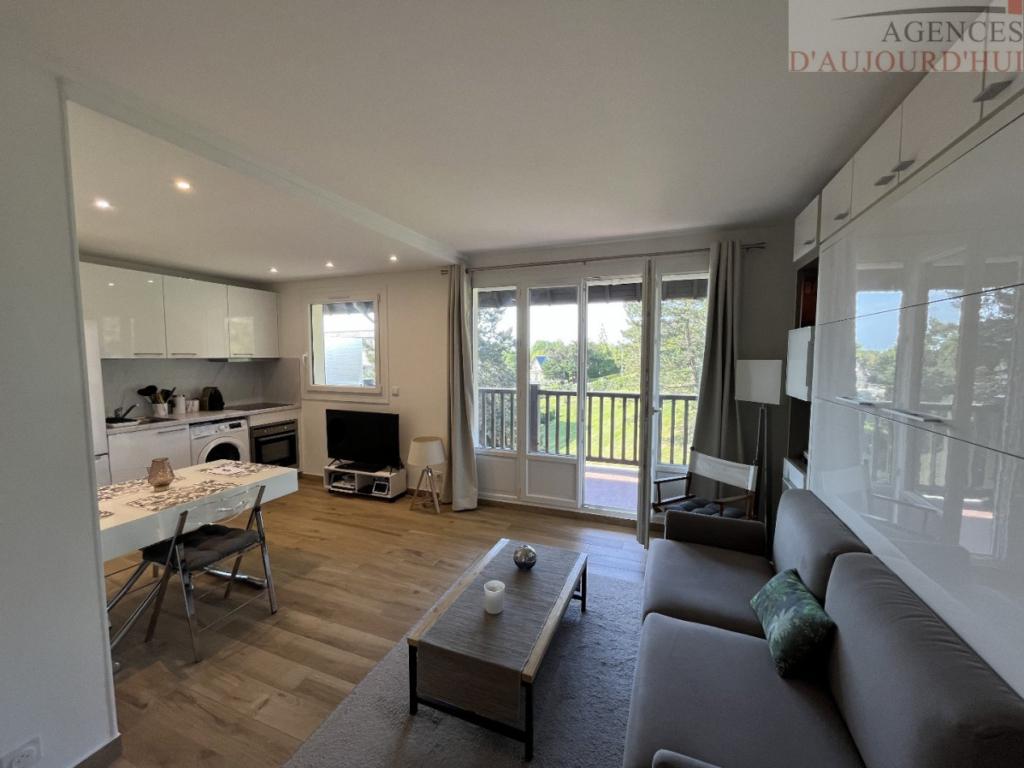 Studio rénové de 26 m² à Blonville-sur-Mer avec 3 terrasses, vue mer panoramique, cave et parking sécurisé.