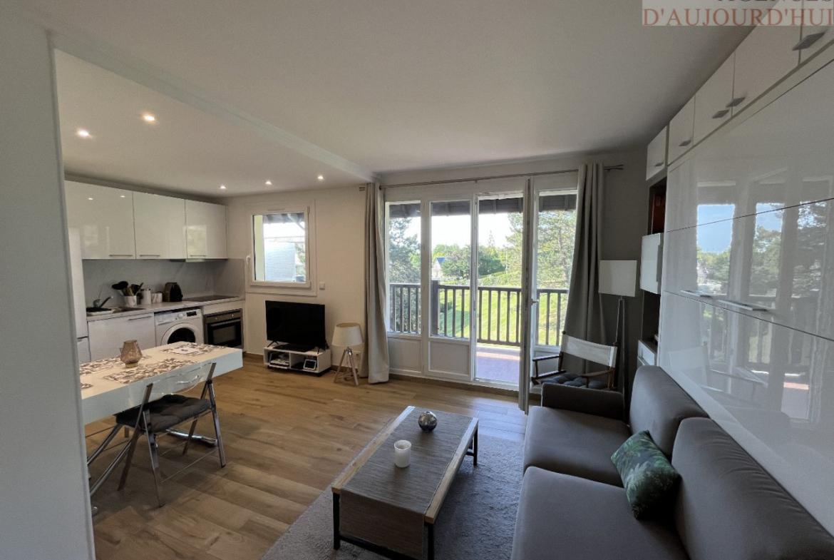 Studio rénové de 26 m² à Blonville-sur-Mer avec 3 terrasses, vue mer panoramique, cave et parking sécurisé.