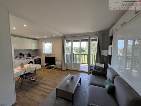 Studio rénové de 26 m² à Blonville-sur-Mer avec 3 terrasses, vue mer panoramique, cave et parking sécurisé.