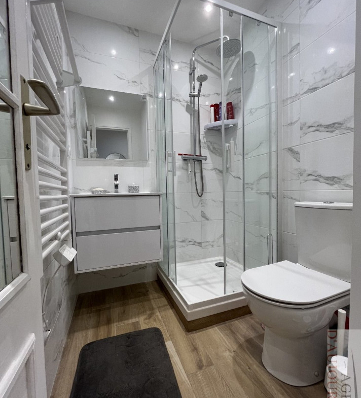 Studio rénové de 26 m² à Blonville-sur-Mer avec 3 terrasses, vue mer panoramique, cave et parking sécurisé.