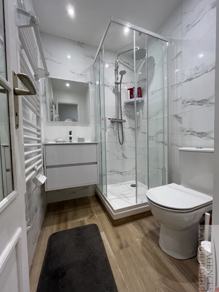 Studio rénové de 26 m² à Blonville-sur-Mer avec 3 terrasses, vue mer panoramique, cave et parking sécurisé.