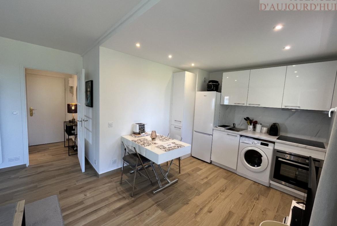 Studio rénové de 26 m² à Blonville-sur-Mer avec 3 terrasses, vue mer panoramique, cave et parking sécurisé.