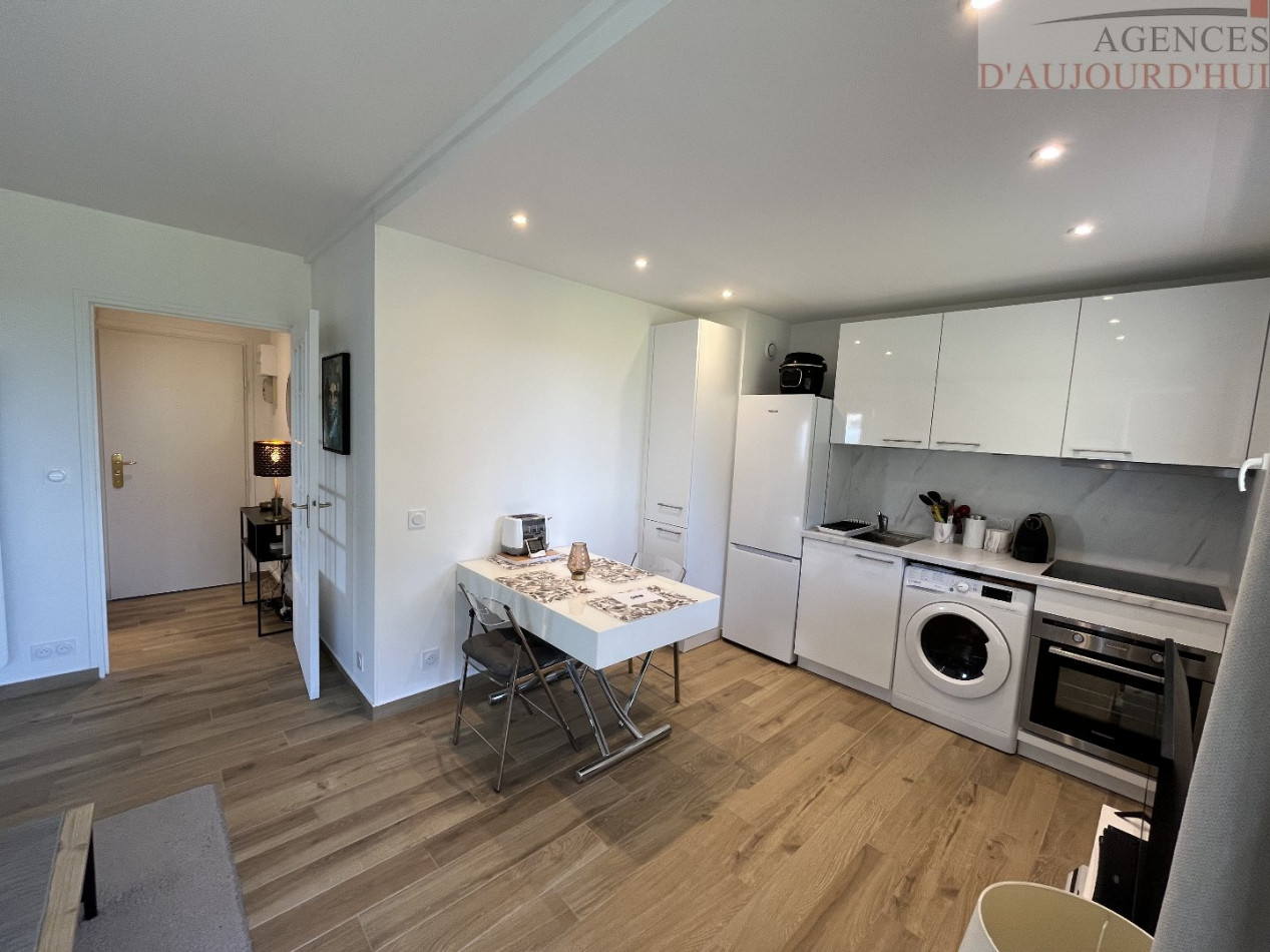 Studio rénové de 26 m² à Blonville-sur-Mer avec 3 terrasses, vue mer panoramique, cave et parking sécurisé.