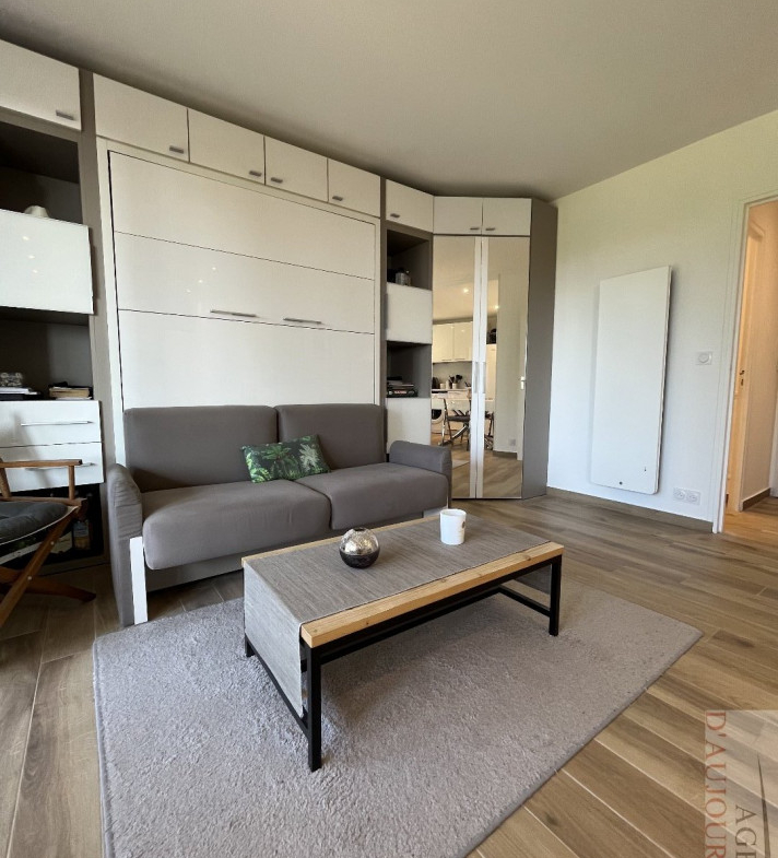 Studio rénové de 26 m² à Blonville-sur-Mer avec 3 terrasses, vue mer panoramique, cave et parking sécurisé.