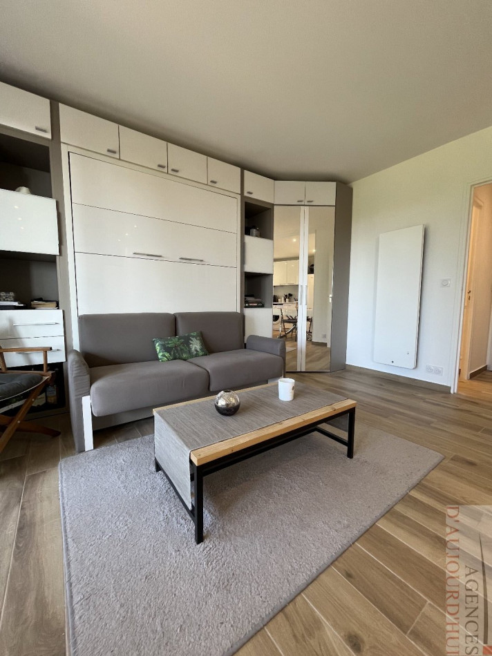 Studio rénové de 26 m² à Blonville-sur-Mer avec 3 terrasses, vue mer panoramique, cave et parking sécurisé.