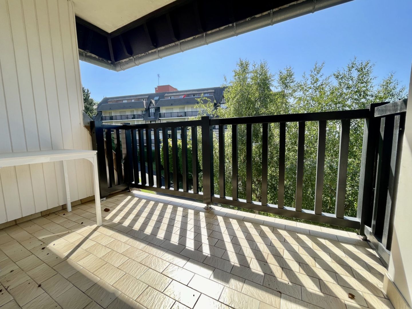 Appartement 3 pièces de 44 m² à Blonville-sur-Mer, avec balcon, situé au 3e étage avec ascenseur, vue dégagée.
