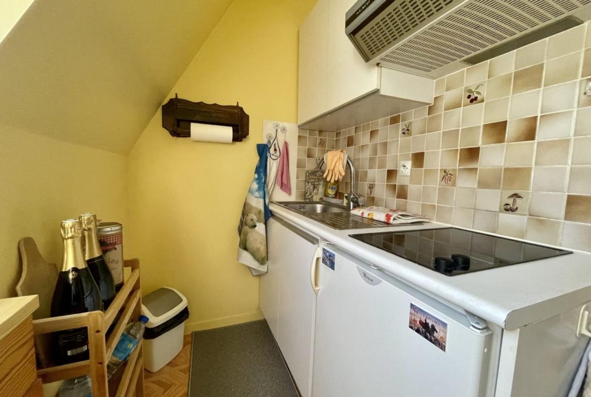 Appartement 3 pièces de 44 m² à Blonville-sur-Mer, avec balcon, situé au 3e étage avec ascenseur, vue dégagée.
