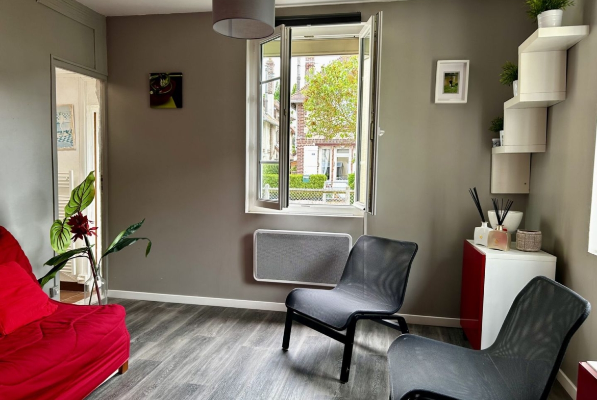 Maison 2 pièces de 43 m² à Deauville, plain-pied avec jardin et terrasse en bois exposée sud, proche centre-ville.