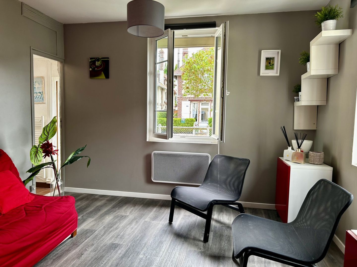 Maison 2 pièces de 43 m² à Deauville, plain-pied avec jardin et terrasse en bois exposée sud, proche centre-ville.