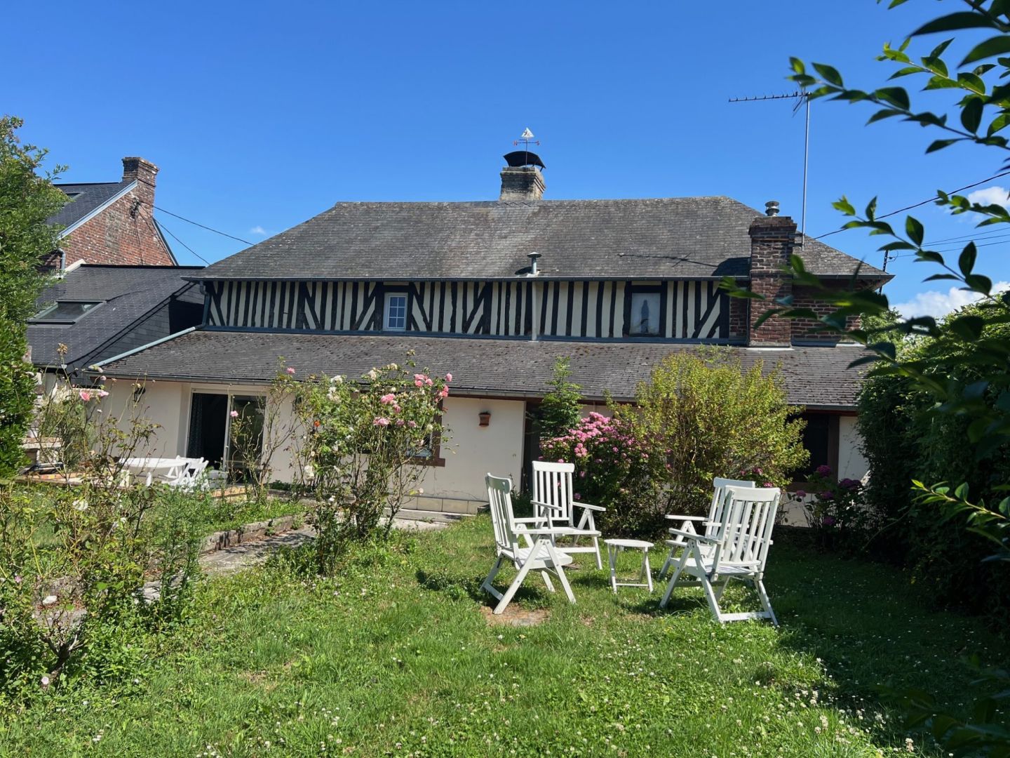 Maison de 120 m² à Blonville-sur-Mer, avec 4 pièces, jardin clos de 460 m², cheminée, terrasse et garage.