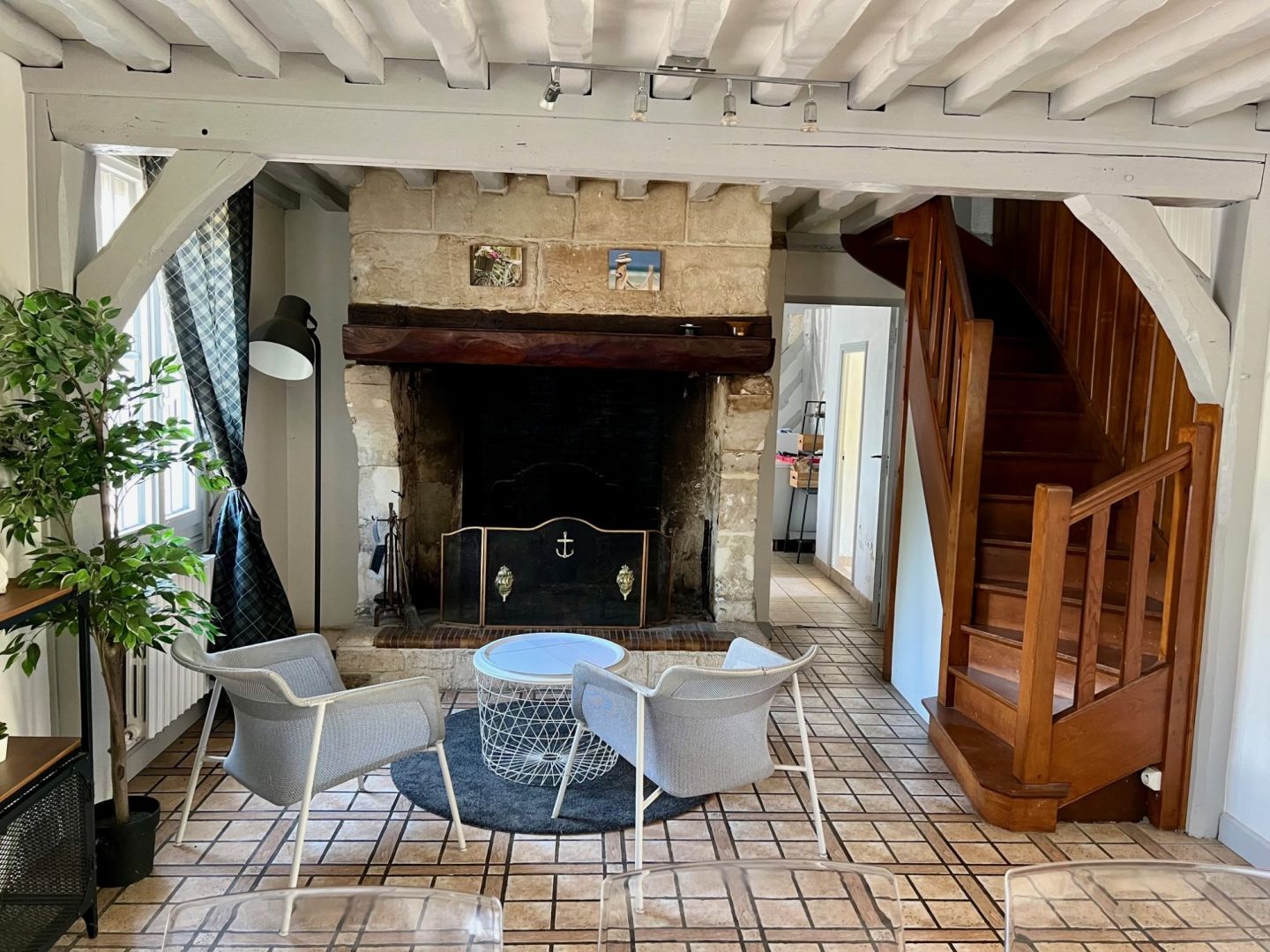Maison de 120 m² à Blonville-sur-Mer, avec 4 pièces, jardin clos de 460 m², cheminée, terrasse et garage.