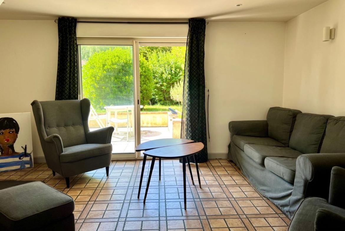 Maison de 120 m² à Blonville-sur-Mer, avec 4 pièces, jardin clos de 460 m², cheminée, terrasse et garage.