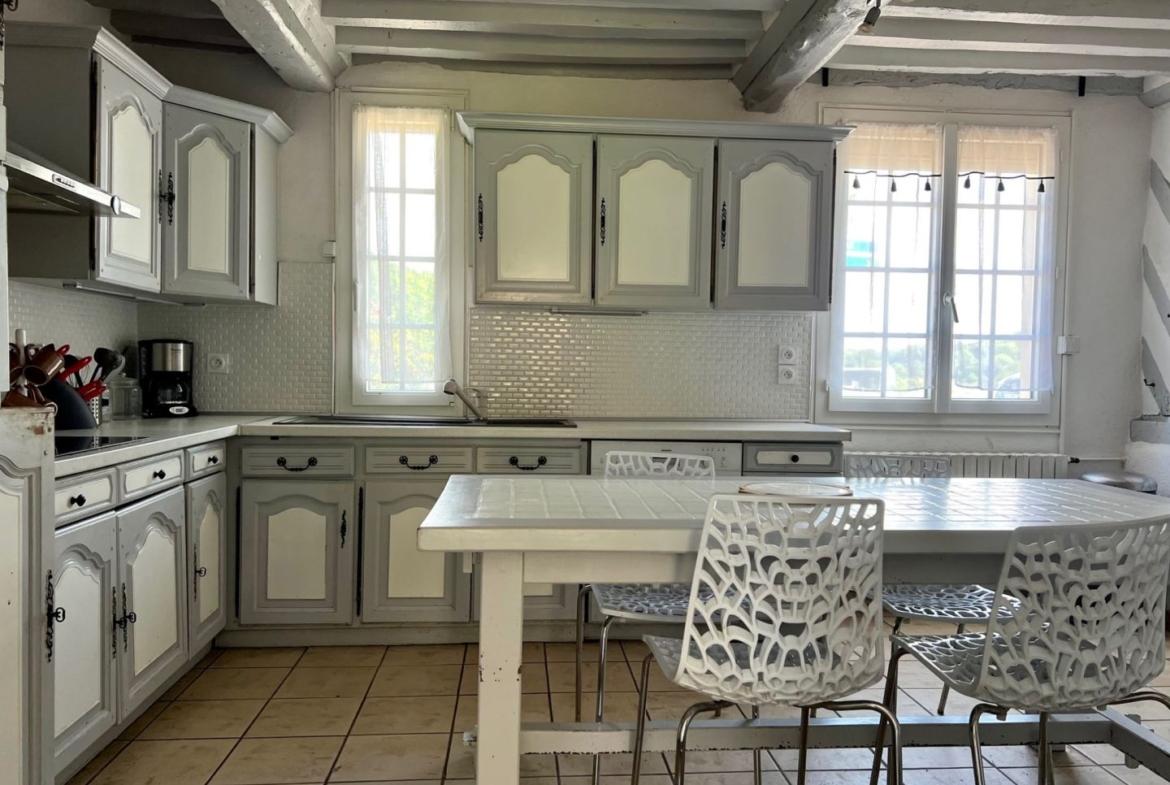 Maison de 120 m² à Blonville-sur-Mer, avec 4 pièces, jardin clos de 460 m², cheminée, terrasse et garage.