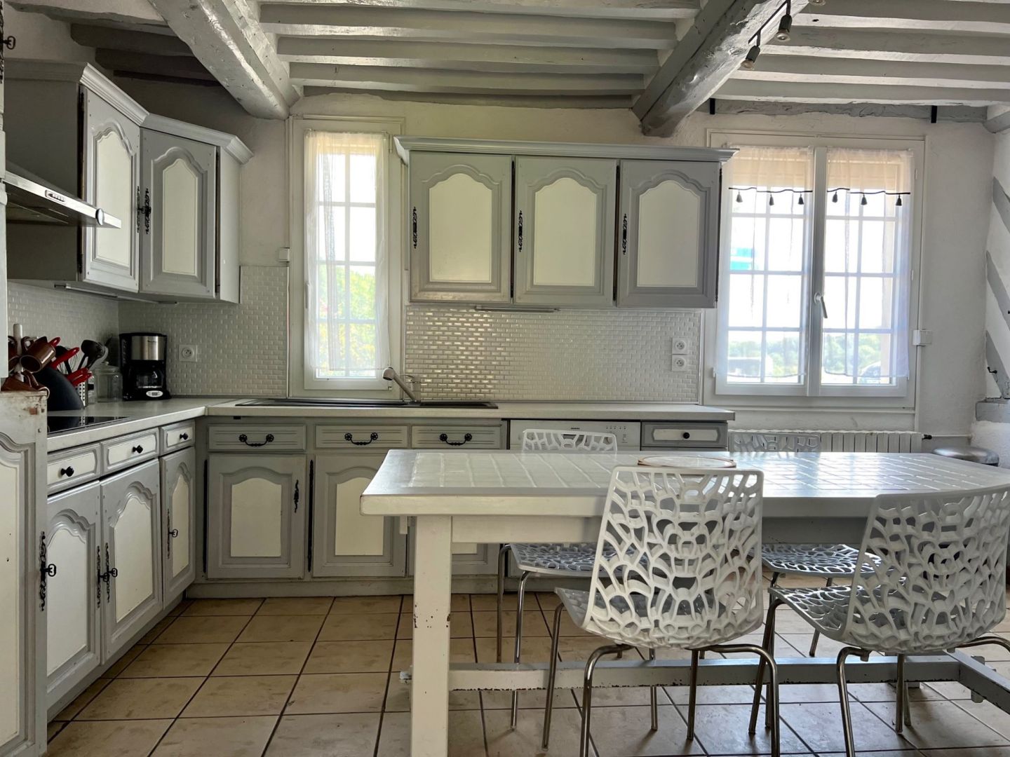 Maison de 120 m² à Blonville-sur-Mer, avec 4 pièces, jardin clos de 460 m², cheminée, terrasse et garage.