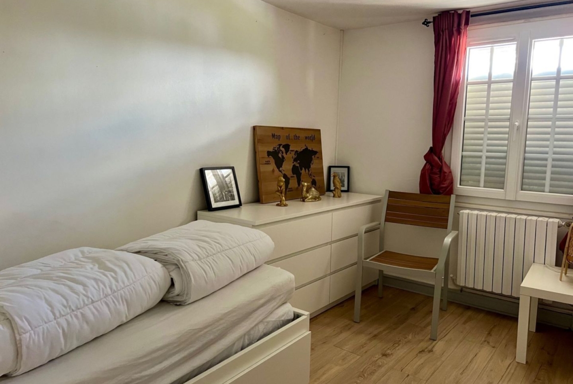 Maison de 120 m² à Blonville-sur-Mer, avec 4 pièces, jardin clos de 460 m², cheminée, terrasse et garage.