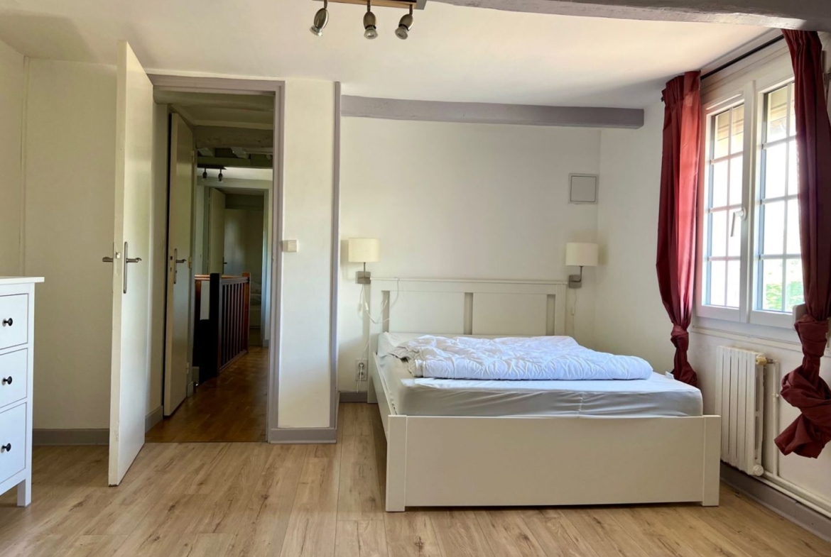 Maison de 120 m² à Blonville-sur-Mer, avec 4 pièces, jardin clos de 460 m², cheminée, terrasse et garage.