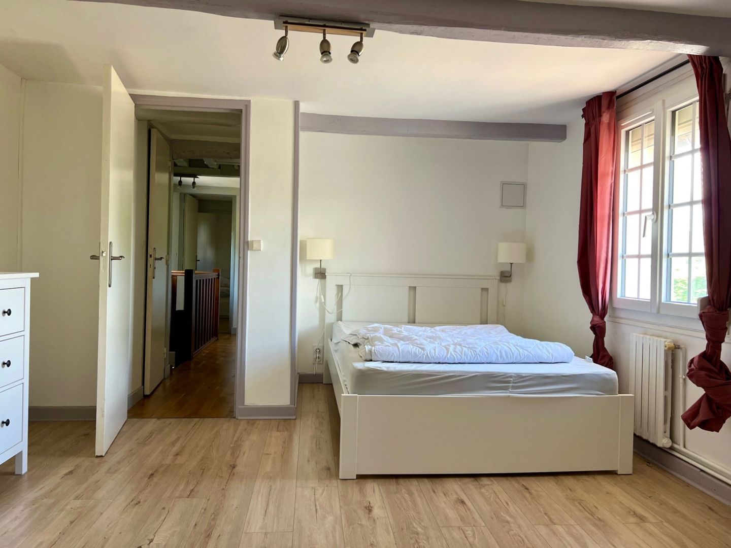 Maison de 120 m² à Blonville-sur-Mer, avec 4 pièces, jardin clos de 460 m², cheminée, terrasse et garage.