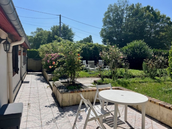 Maison de 120 m² à Blonville-sur-Mer, avec 4 pièces, jardin clos de 460 m², cheminée, terrasse et garage.