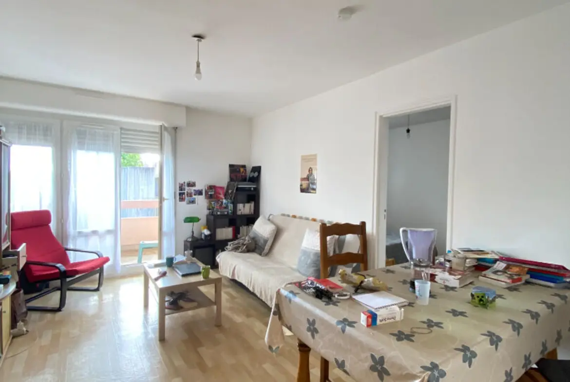 Appartement T2 à vendre de 50 m² à Saint-Brieuc, avec balcon, cuisine séparée et séjour lumineux, idéal pour investissement locatif.