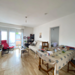 Appartement T2 à vendre de 50 m² à Saint-Brieuc, avec balcon, cuisine séparée et séjour lumineux, idéal pour investissement locatif.