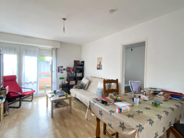 Appartement T2 à vendre de 50 m² à Saint-Brieuc, avec balcon, cuisine séparée et séjour lumineux, idéal pour investissement locatif.