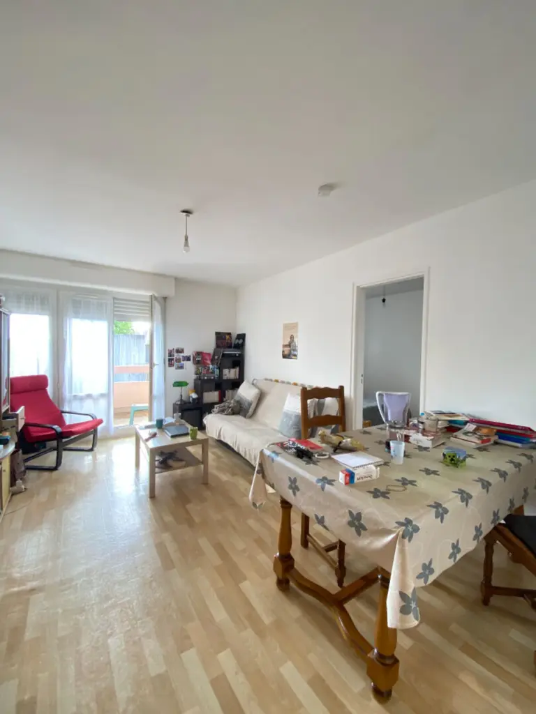 Appartement T2 à vendre de 50 m² à Saint-Brieuc, avec balcon, cuisine séparée et séjour lumineux, idéal pour investissement locatif.