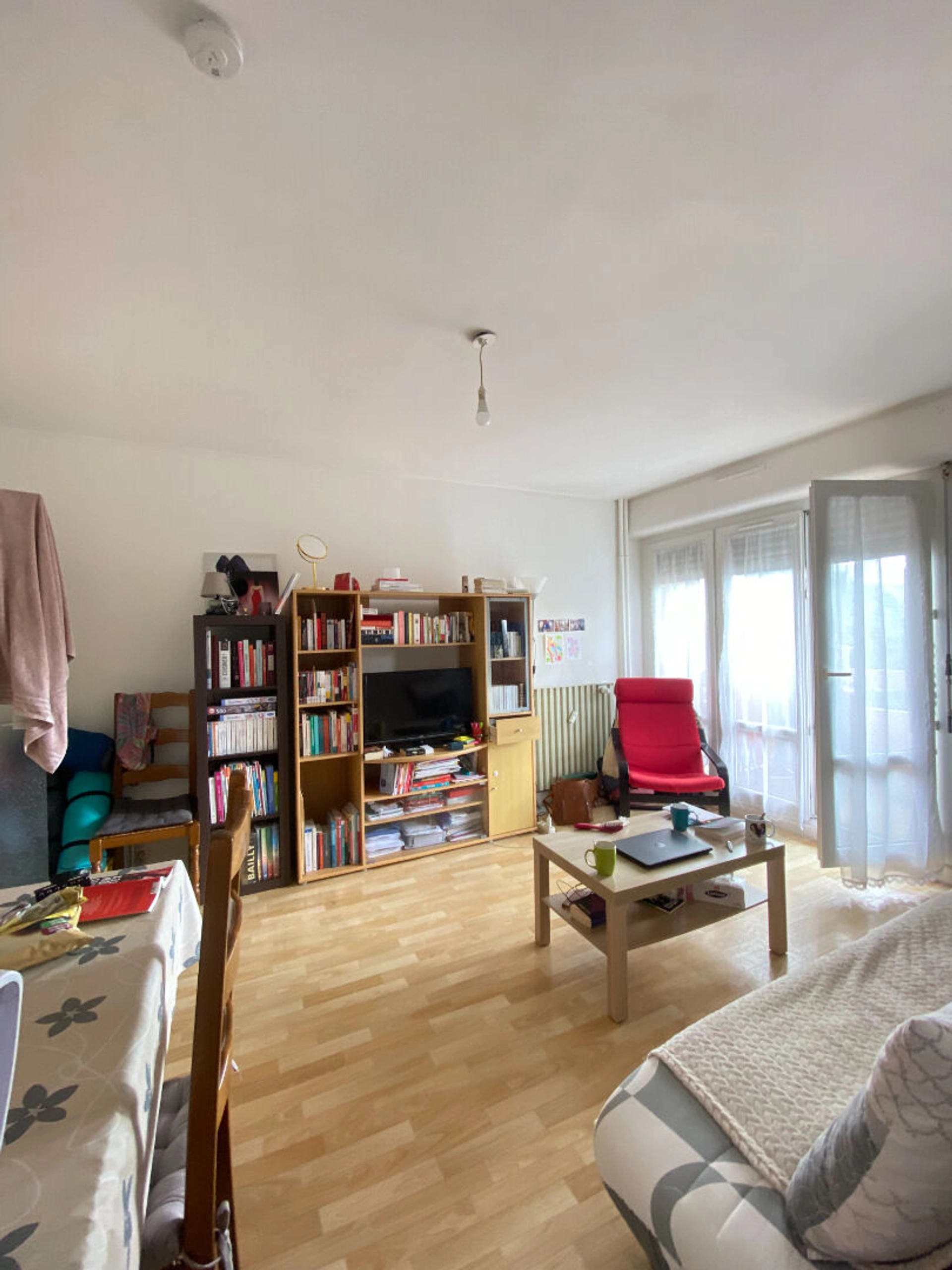 Appartement T2 à vendre de 50 m² à Saint-Brieuc, avec balcon, cuisine séparée et séjour lumineux, idéal pour investissement locatif.