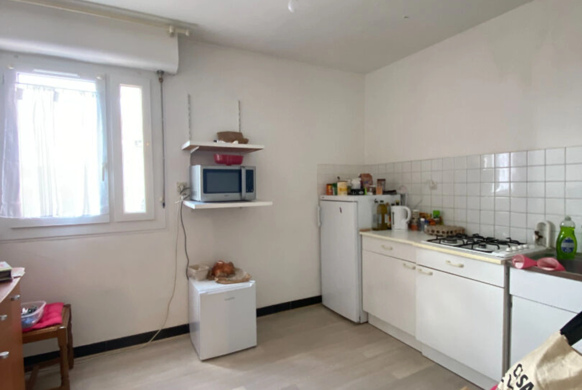 Appartement T2 à vendre de 50 m² à Saint-Brieuc, avec balcon, cuisine séparée et séjour lumineux, idéal pour investissement locatif.