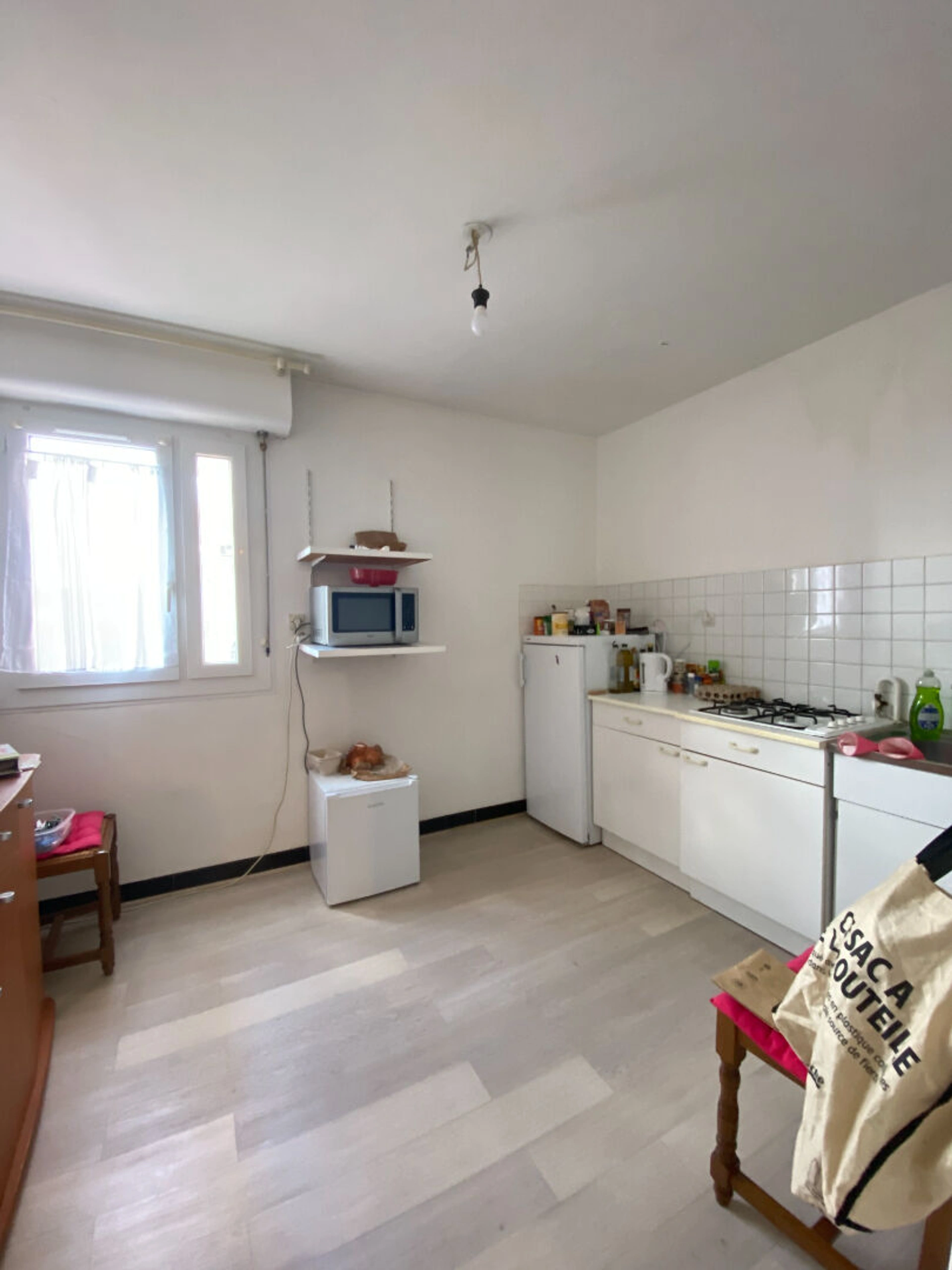 Appartement T2 à vendre de 50 m² à Saint-Brieuc, avec balcon, cuisine séparée et séjour lumineux, idéal pour investissement locatif.