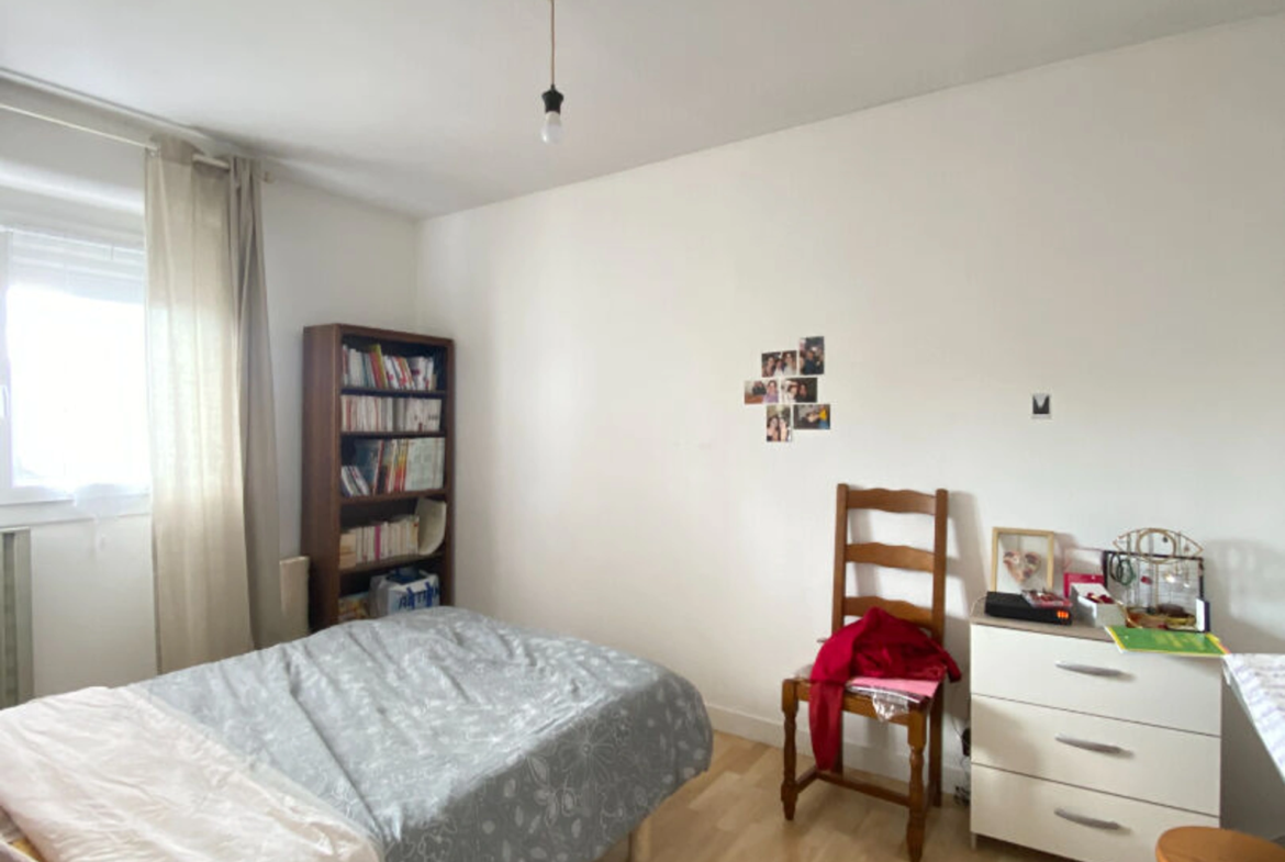 Appartement T2 à vendre de 50 m² à Saint-Brieuc, avec balcon, cuisine séparée et séjour lumineux, idéal pour investissement locatif.