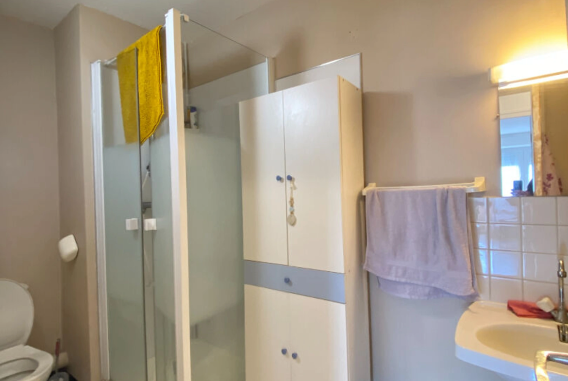 Appartement T2 à vendre de 50 m² à Saint-Brieuc, avec balcon, cuisine séparée et séjour lumineux, idéal pour investissement locatif.