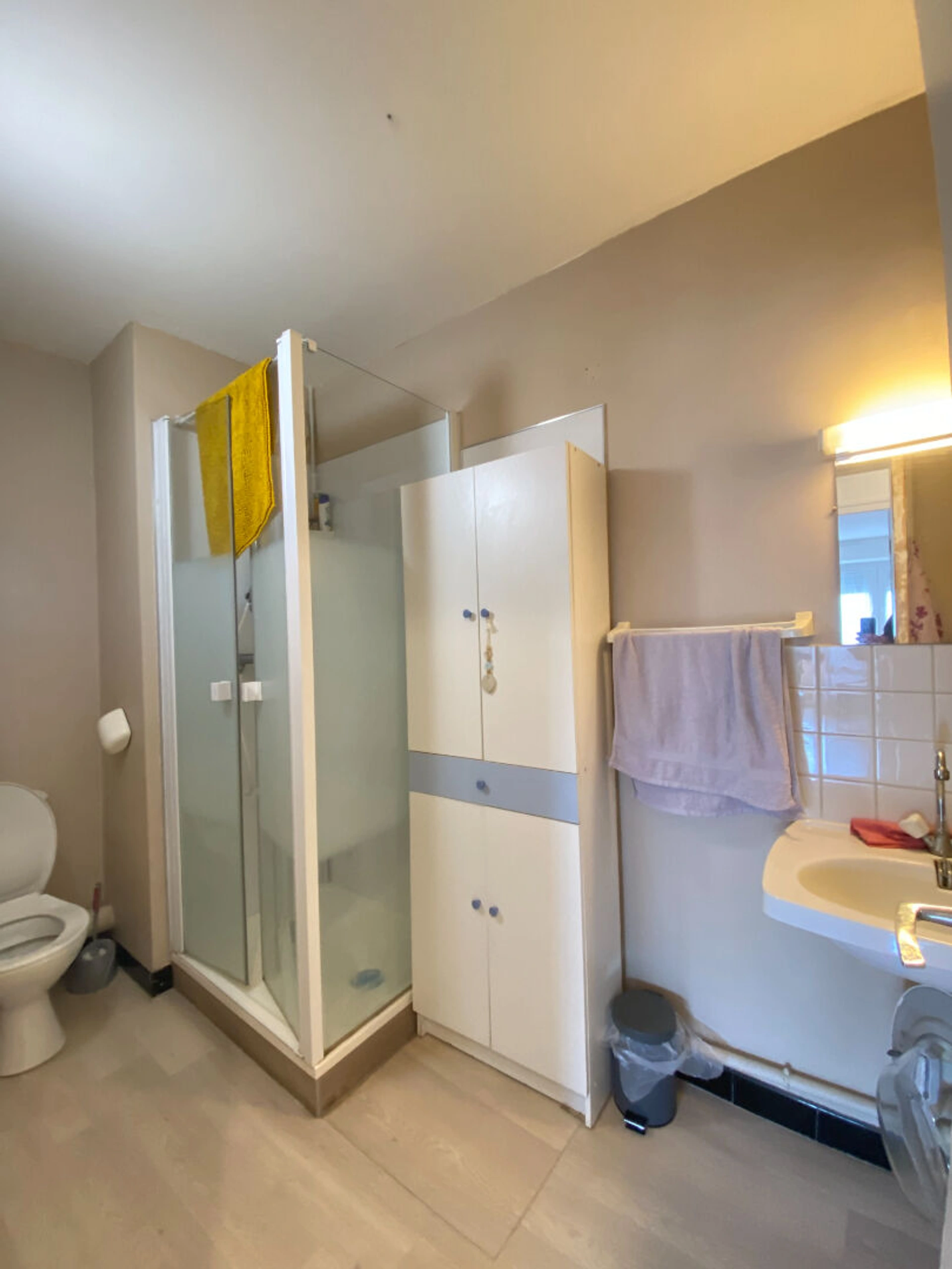 Appartement T2 à vendre de 50 m² à Saint-Brieuc, avec balcon, cuisine séparée et séjour lumineux, idéal pour investissement locatif.