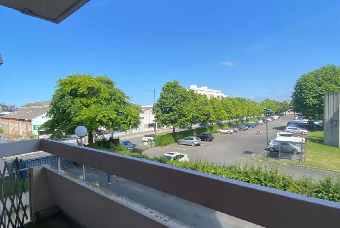 Appartement T2 à vendre de 50 m² à Saint-Brieuc, avec balcon, cuisine séparée et séjour lumineux, idéal pour investissement locatif.