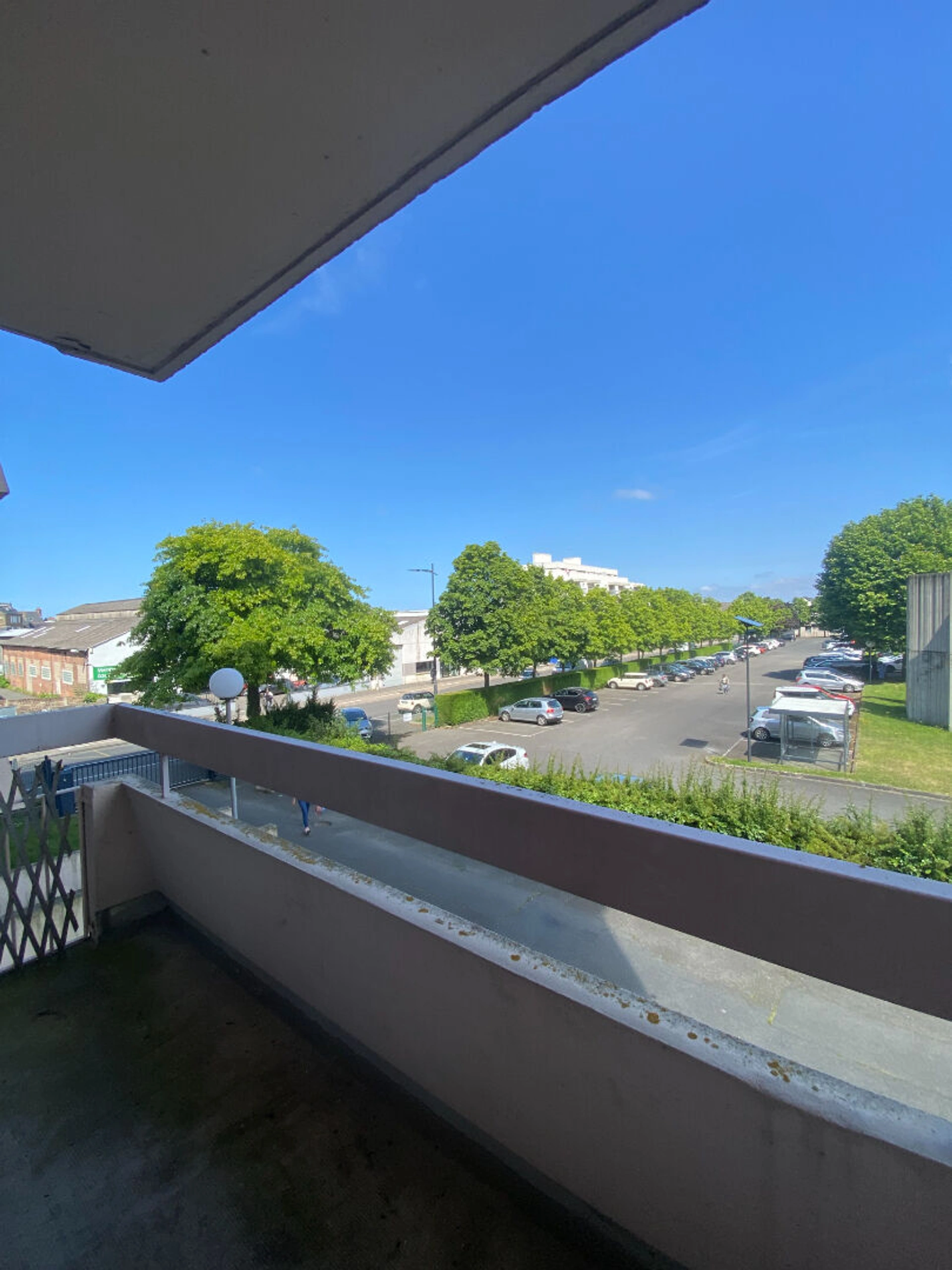 Appartement T2 à vendre de 50 m² à Saint-Brieuc, avec balcon, cuisine séparée et séjour lumineux, idéal pour investissement locatif.